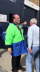 Pire garde de sécurité : regardez comment il fouille les gens !