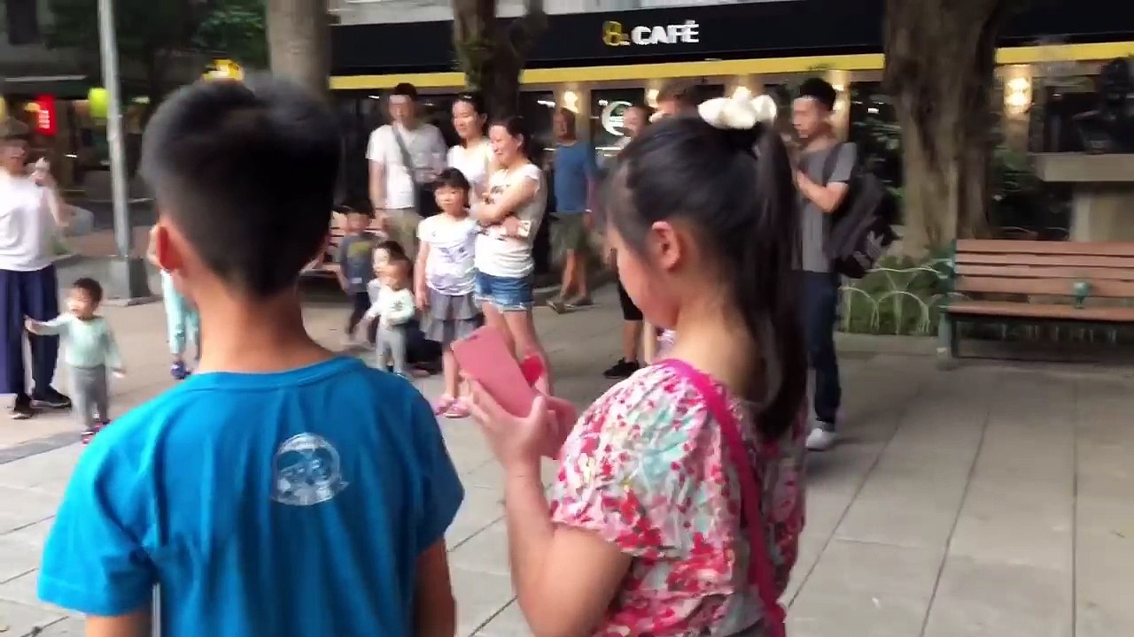 Cet enfant prodige joue de la guitare dans la rue comme un pro !