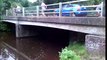 Plongeon en Plat de l'année !! Il saute d'un pont et se vautre dans l'eau..