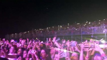 شاهد : آلاف الشبان يرقصون على أنغام " ذا تشينسموكرز " في لبنان