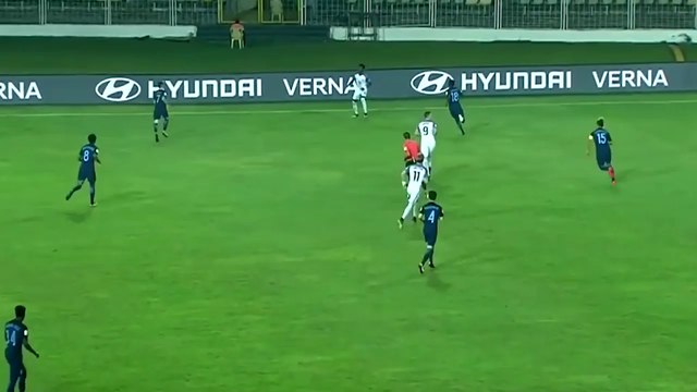 الوالد رئيسا للبلاد.. والإبن يلعب لدولة أخرى