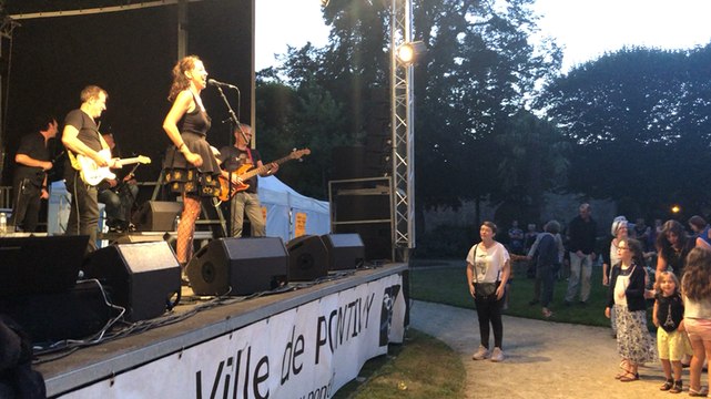 La chanteuse Gwennyn apprend au public la danse du Plinn