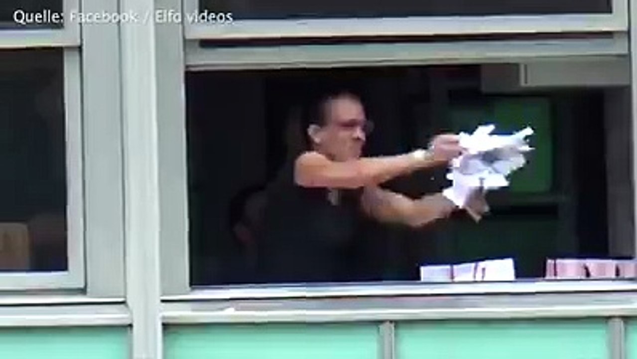 Ein Bürokomplex in Brasilien. Diese Mitarbeiter haben offensichtlich nichts zu tun. Amüsiert schmeißen sie Papierschnipsel aus dem Fenster - während die Straßen