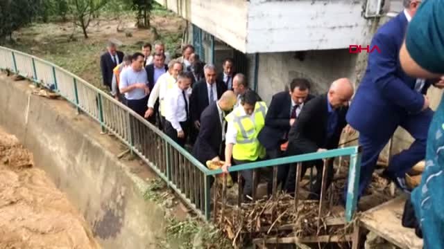 Rize1-Ulaştırma ve Altyapı Bakanı Cahit Turhan ve Beraberindekiler Sel Bölgesinde İnceleme Yaptı