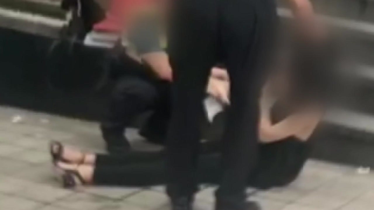 [단독] 경찰이 만취 여성 머리채 잡고 흔들어...과잉대응 논란 / YTN
