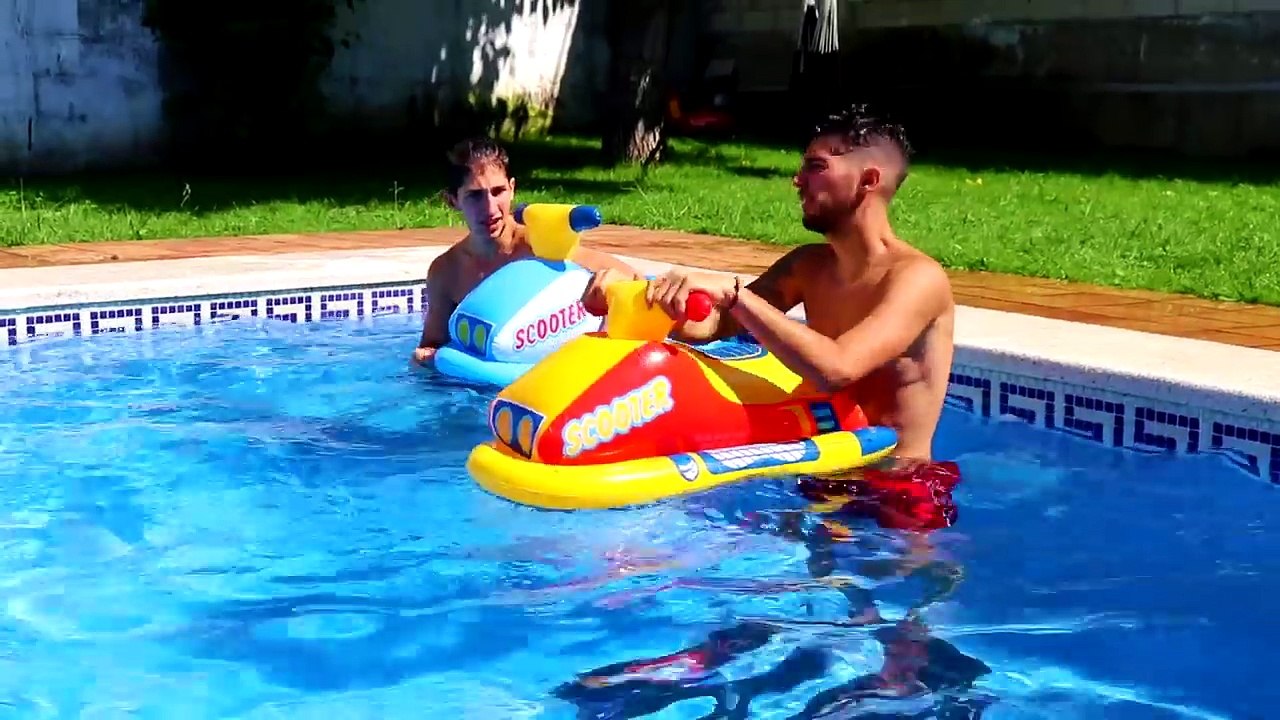 CARRERA DE MOTOS DE AGUA EN LA PISCINA !! *INFLABLE* Makiman