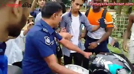 কাগজ ও লাইসেন্স নেই, পুলিশের মোটরসাইকেল আটকে রাখলো শিক্ষার্থীরা!-AnyNews24