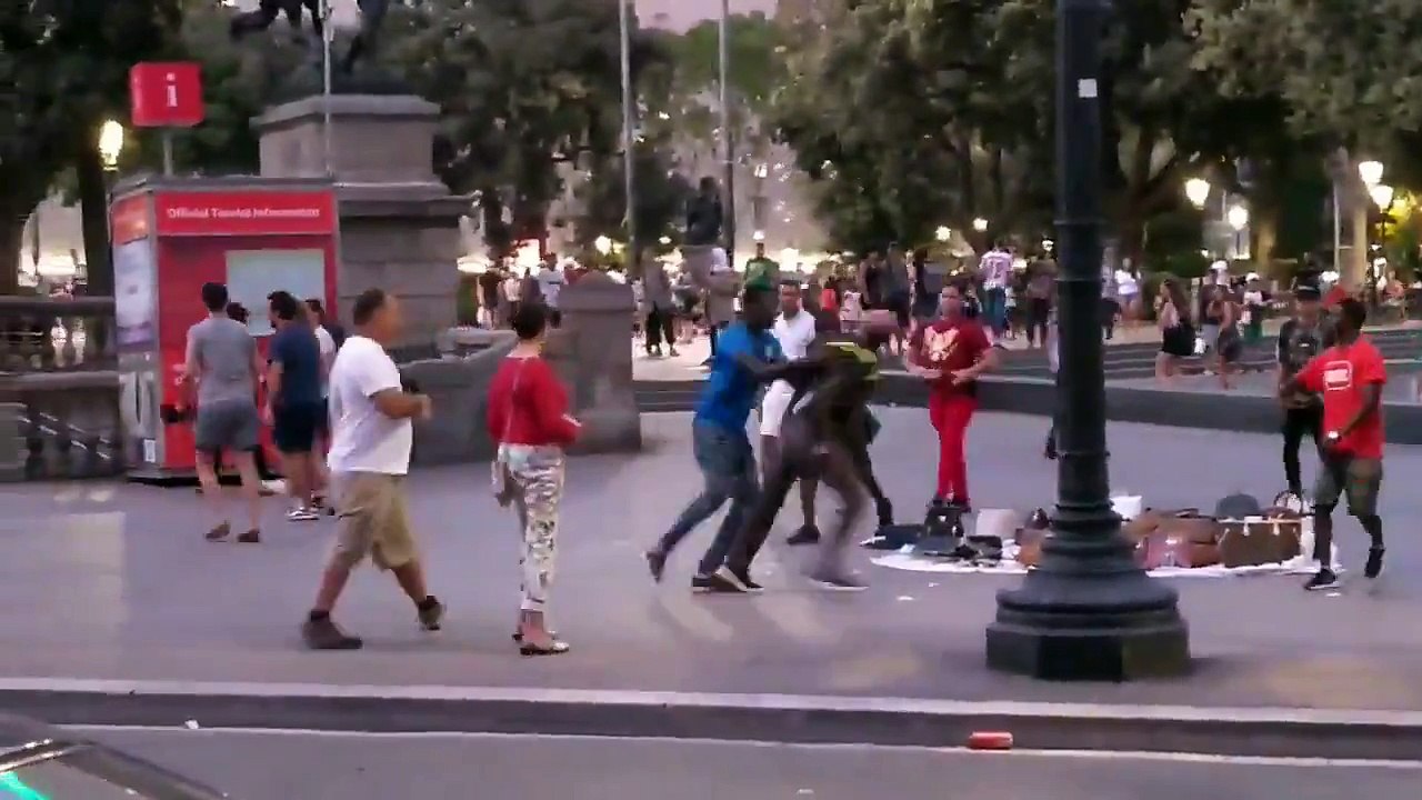 Sara  a Twitteren Barcelona, los inmigrantes hirieron de g