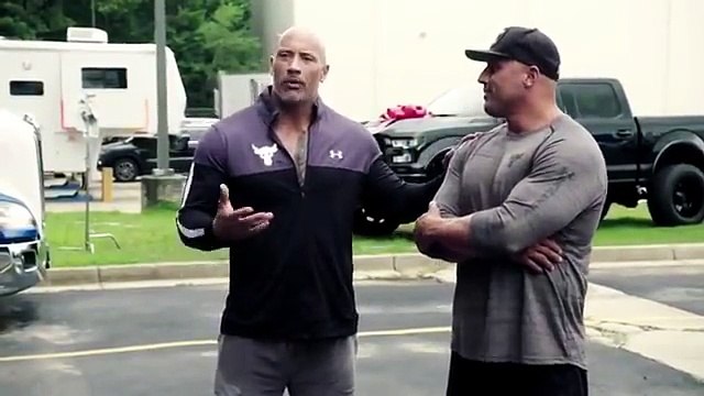 Dwayne The Rock Johnson fait un cadeau d'une voiture à son double cascadeur