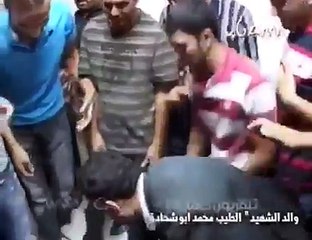 شتان بين الشهداء والجبناء!!هكذا يودع الفلسطينيون أبنائهم الشهداء.. "بالتهنئة".شعب لديه هذا الإيمان والصبر، لا يمكن أن يُهزم..أما أنتم الجبناء الذين تكتفون