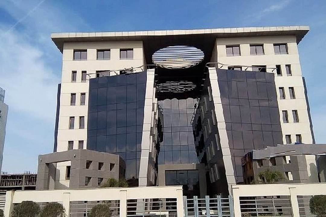 مبنى ادارى فى موقع متميز بشارع التسعين للايجار