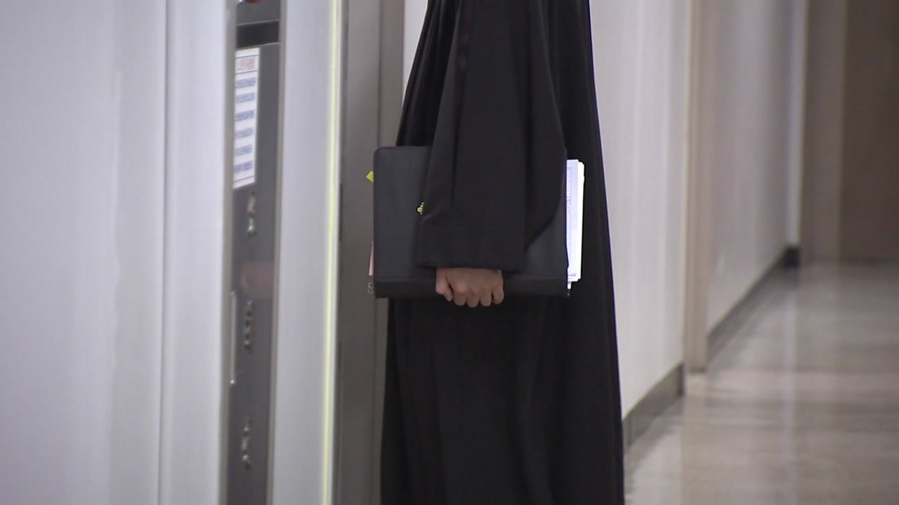 검찰, '사법행정권 남용' 의혹 현직 부장판사 사무실 첫 압수수색 / YTN