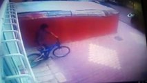 Elindeki merdiveni bıraktı bisikleti çaldı... Hırsızlık anları kamerada