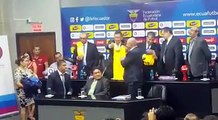 Hernán #Bolillo Gómez recibió la camisa de la Selección de Ecuador para oficializar su regreso a la #Tri. Bolillo fue el primer técnico en clasificar a Ecuador