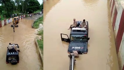 कानपुर में जलभराव से डूबी यूपी पुलिस की डायल-100 की जीप
