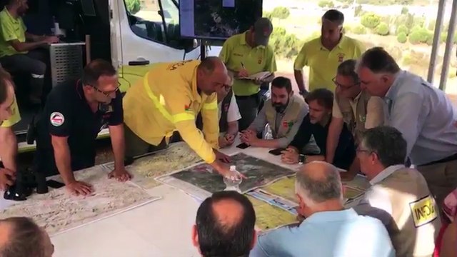 Continúan dos focos activos en el incendio de Nerva