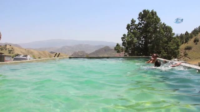 Davul-zurna Eşliğinde Bahçe Sulama Havuzunda Serinliyorlar