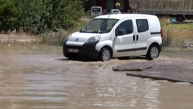 İş Makinesi İçme Suyu Borusunu Patlattı...göle Dönen Yollarda Sürücüler Zor Anlar Yaşadı