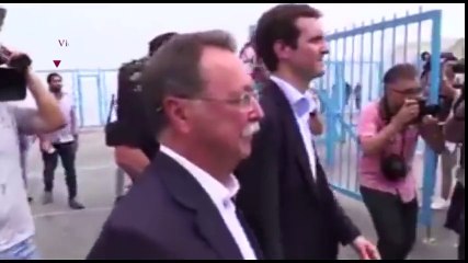 !!!!!شرطي مغربي يرفض السلام على رئيس سبتة المحتلة امام انظار وسائل الاعلام ا