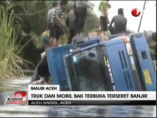 Truk dan Mobil Bak Terbuka Terseret Banjir Aceh