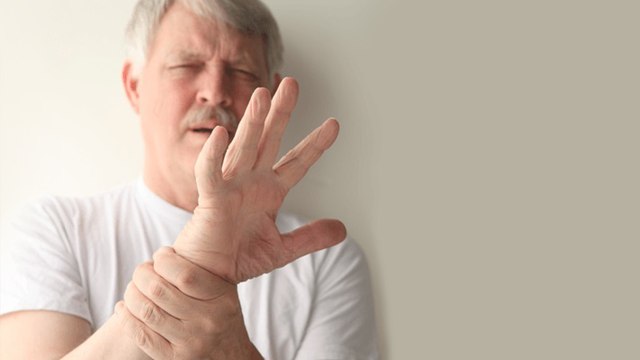 Trembling hands & feet: Reasons | क्यों कांपते हैं हाथ पैर, जानिए कारण ? | Boldsky