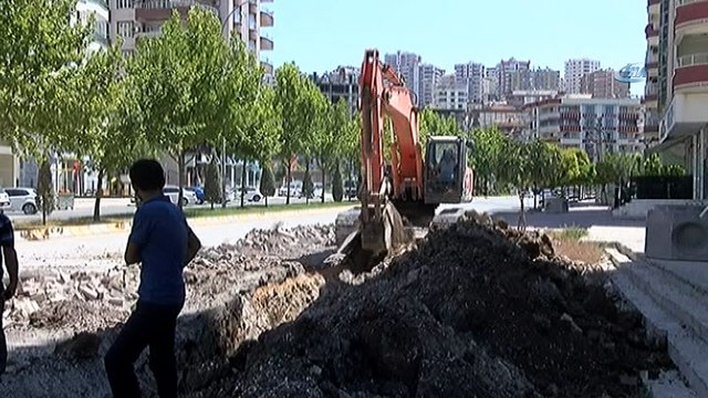 İş makinesi içme suyu borusunu patlattı...Göle dönen yollarda sürücüler zor anlar yaşadı