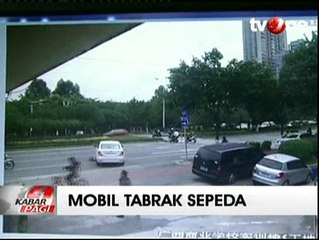 Tertabrak Mobil, Pengendara Sepeda Terjepit di Kolong