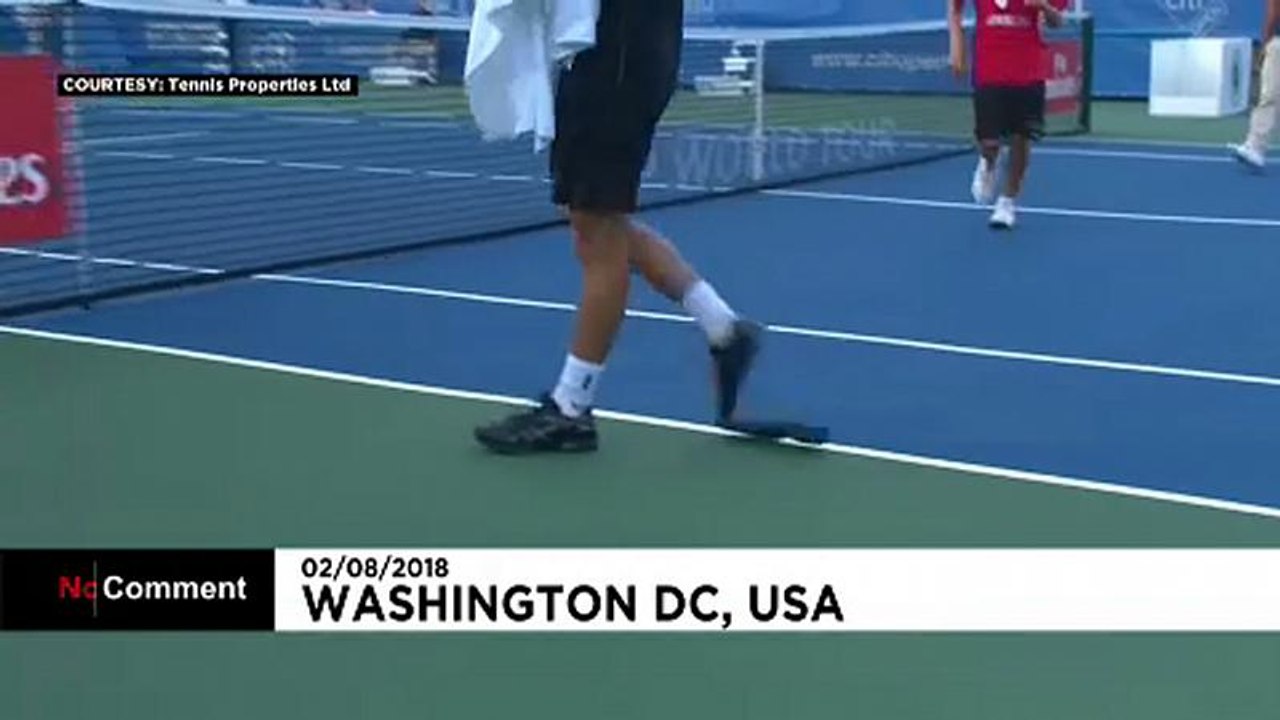 Schuh zerlegt sich beim Tennis