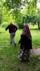 Çocuklarının Bahçeye Kurdukları Survivor Parkurunda Yarışan 72 Yaşındaki Dede ile Eşi