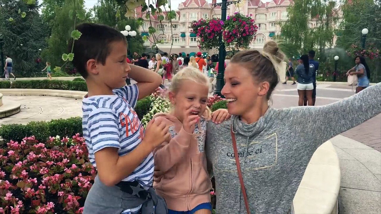 LOUANE FAIT UNE CHUTE MÉMORABLE !!   VLOG DISNEYLAND PARIS