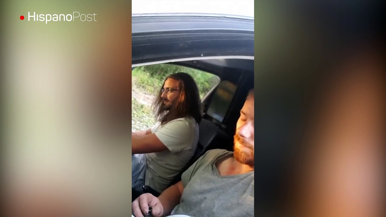 Lo despeinó y casi dejó sordo a su amigo al encender el bajo de su auto