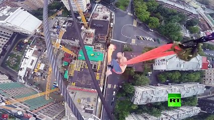 فيديو: تمارين مخيفة لمغامر روسي من ارتفاع شاهق