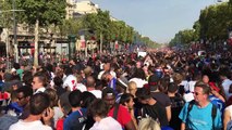CHAMPIONS DU MONDE ! • Ambiance Les Bleus sur les Champs-Elysées - Studio Bubble Tea