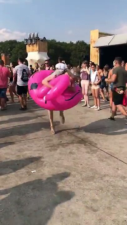 Classe : il danse dans un flamand rose géant à un Festival !