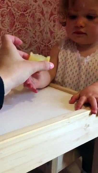 Cette fillette mange un citron pour la première fois... cette tête !