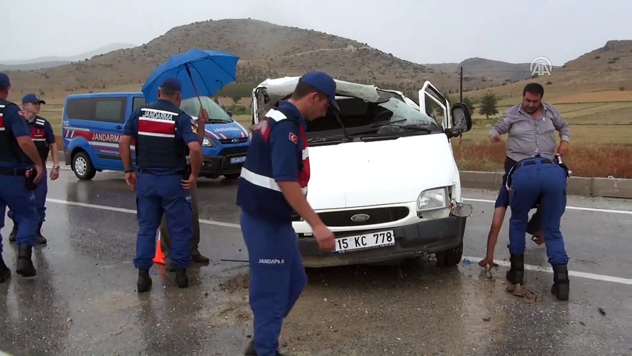 Burdur'da minibüs devrildi: 3 yaralı
