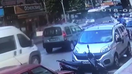 Motosikletin Çarptığı Yaya Yaralandı... Kaza Anı Güvenlik Kamerasında