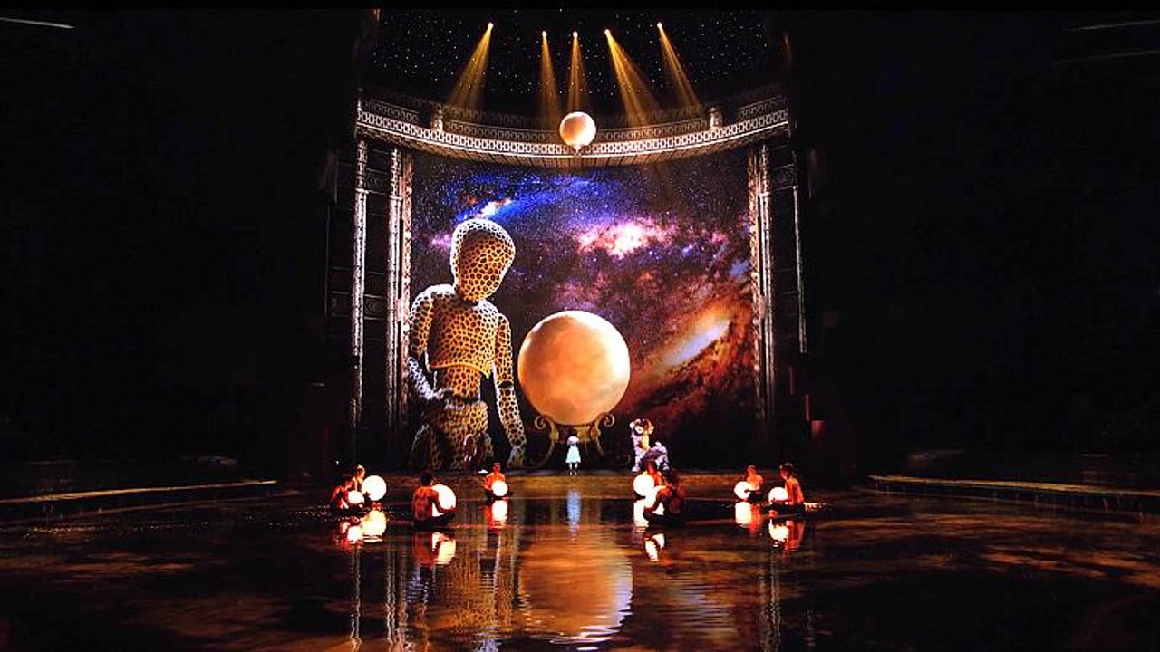 Plunging from heights of 25 meters on stage with La Perle