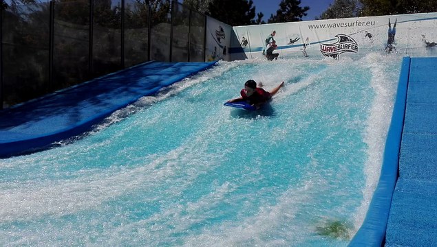 Ethan, 12 ans, teste la vague de surf de la base de loisirs de Léry-Poses