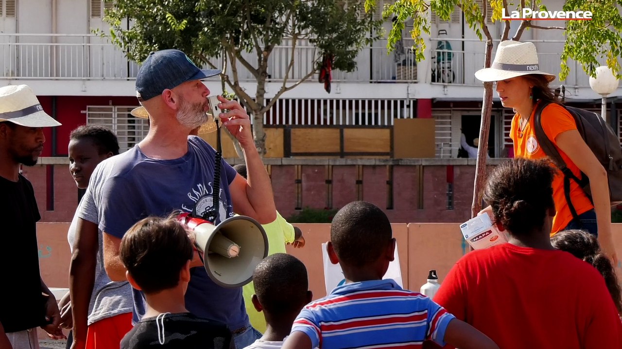 Marseille : Edmund Platt à la cité Félix Pyat pour une opération anti-déchets
