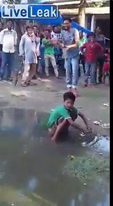 Son talent - aspirer et cracher de l'eau par le derrière !