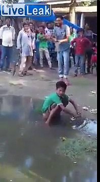 Son talent - aspirer et cracher de l'eau par le derrière !