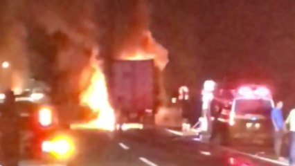 고속도로서 차량 4대 추돌하면서 불 / YTN