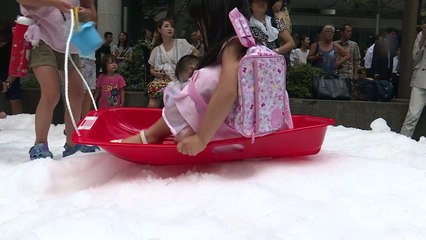 Japón enfrenta intenso calor con… festival de nieve