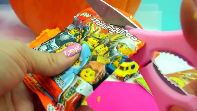 Carving Disney Frozen Queen Elsa Into Big Halloween Pumpkin with Surprise Blind Bags Insid