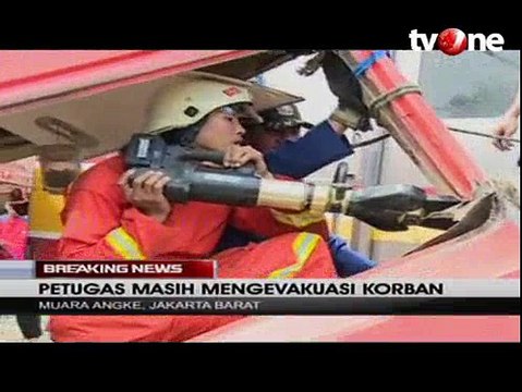 Detik-detik Insiden Commuterline Tabrak Metromini di Muara Angke