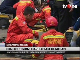 Download Video: Terobos Palang Perlintasan, Metro Mini Tertabrak Commuterline di Muara Angke