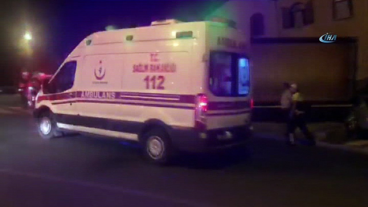 Kontrolden çıkan kamyon bir aracı ezdi, bir evin balkonuna çarpıp durdu