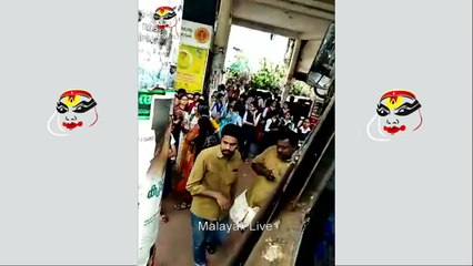 മറ്റുള്ള വിദ്യാർത്ഥികൾ ബസിൽ കയറാതെ നിന്നപ്പോൾ അവകാശത്തിനായി പെൺകുട്ടി | Malayalam Film News