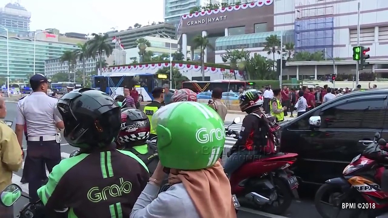 TIBA2 IBUNDA ANIES NYEBRANG Hampiri Presiden Jokowi Saat Beliau Tinjau Pelican Crossing Bundaran HI